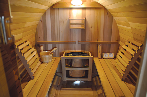 Barelová sauna so šatňou je momentálne najväčšia barelová sauna v našej ponuke. V porovnaní s barelovou saunou s prístreškom získate navyše uzatvorenú prezliekaciu miestnosť s dĺžkou 90 cm.
